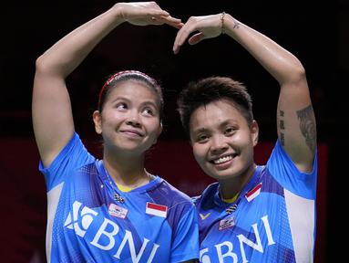 Pasangan ganda putri Indonesia, Greysia Polii dan Apriyani Rahayu sukses memetik kemenangan kedua di laga ke-3 Grup A untuk melaju ke partai Semifinal BWF World Tour Finals 2021. Peraih emas Olimpiade Tokyo 2020 tersebut menang dua gim langsung dari wakil Malaysia, Tan/Thinaah. (AP/Dita Alangkara)