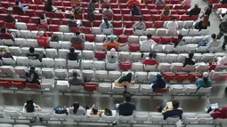 Sejumlah anak mengikuti vaksinasi covid-19 di Stadion Utama Gelora Bung Karno (GBK), Senayan, Jakarta, Sabtu (3/7/2021). Pemprov DKI menggelar vaksinasi COVID-19 massal bagi anak usia 12-17 tahun di Stadion GBK selama dua hari, yakni pada 3-4 Juli 2021. (merdeka.com/Imam Buhori)