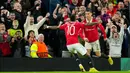 Pemain Manchester United Cristiano Ronaldo (kanan) merayakan dengan Marcus Rashford setelah mencetak gol ke gawang Sheriff pada pertandingan sepak bola Grup E Liga Europa di Old Trafford, Manchester, Inggris, 27 Oktober 2022. Manchester United menang 3-0. (AP Photo/Jon Super)