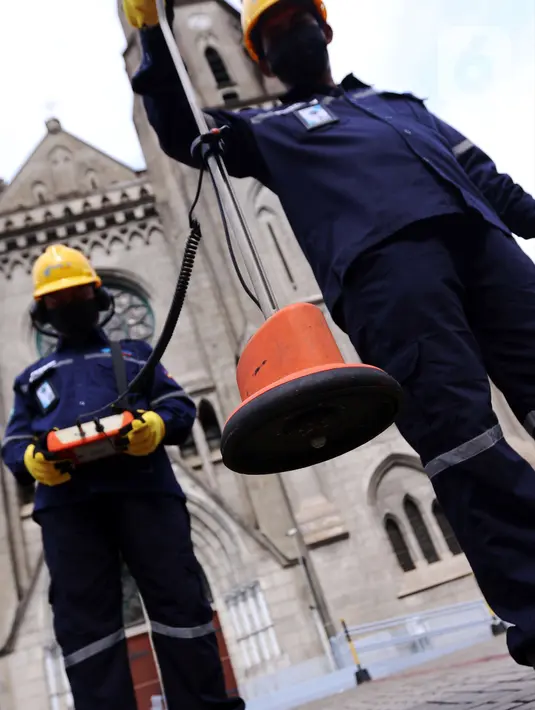 Petugas PLN UID Jaya mengecek listrik di lingkungan Gereja Katedral, Jakarta, Rabu (22/12/2021). PLN UID Jaya menyiagakan 2.356 personel yang tersebar di 16 unit posko dan 1 Unit Pelaksana Pengatur Distribusi Jakarta untuk siaga kelistrikan perayaan Natal dan Tahun Baru. (Liputan6.com/Angga Yuniar)