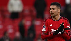 Manchester United sedang berusaha membangun kembali tim dengan merekrut pemain muda berbakat. Casemiro sepertinya tidak masuk dalam rencana jangka panjang mereka. Pemain Brasil 32 tahun itu kesulitan menunjukkan performa terbaiknya pada musim lalu. Ia kabarnya diminati oleh sejumlah klub Liga Pro Saudi. (Paul ELLIS / AFP)