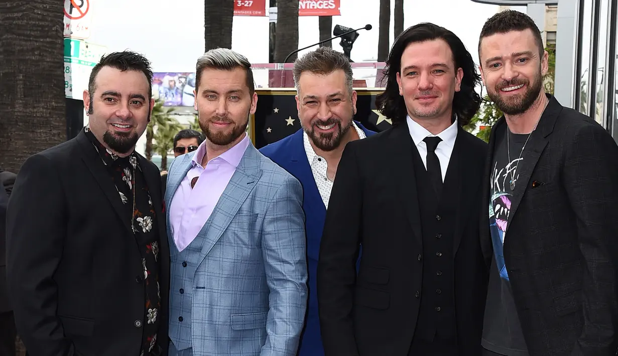 Personel boyband NSYNC Chris Kirkpatrick, Lance Bass, Joey Fatone, JC Chasez dan Justin Timberlake berfoto bersama sambil menginjakan kakinya di bintang Hollywood Walk of Fame di Los Angeles (30/4). (Jordan Strauss / Invision / AP)