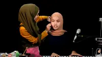 Putri Ariani dan Lesti Kejora pernah duet bersama dan mebuat konten make-up sambil curhat. Foto: Tangkapan layar YouTube Lesti Channel.