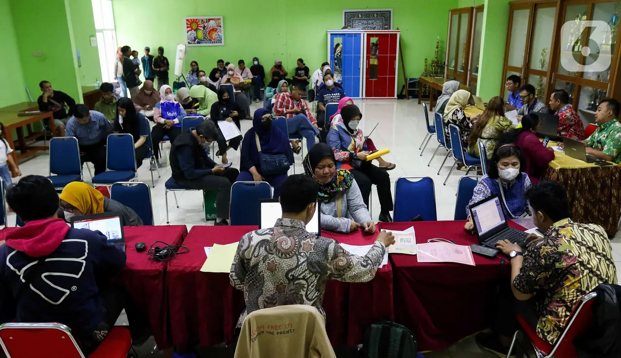 Dalam tahapan PPDB DKI Jakarta 2023 SMP, SMA atau SMK, siswa wajib melakukan pengajuan akun yang nantinya akan digunakan untuk aktivasi akun PPDB Jakarta 2023. (Liputan6.com/Herman Zakharia)
