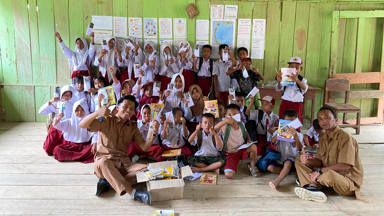 Guru Muda Ini Tunjukkan Arti Ketulusan Mengajar
