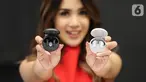 Model menunjukkan headphone LG TONE  Free di Jakarta, (23/03/2022). PT LG Electronics Indonesia (LG) memperkenalkan varian baru LG TONE  Free sebagai seri True Wireless Speaker (TWS) yaitu LG TONE Free FP8 dan FP5 yang didukung tata suara Meridian. (Liputan6.com/Fery Pradolo)