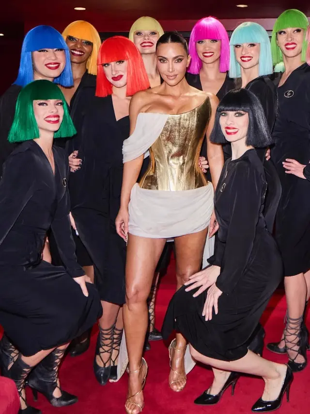 Kim Kardashian mengenakan gaun vintage model korset. [@kimkardashian]