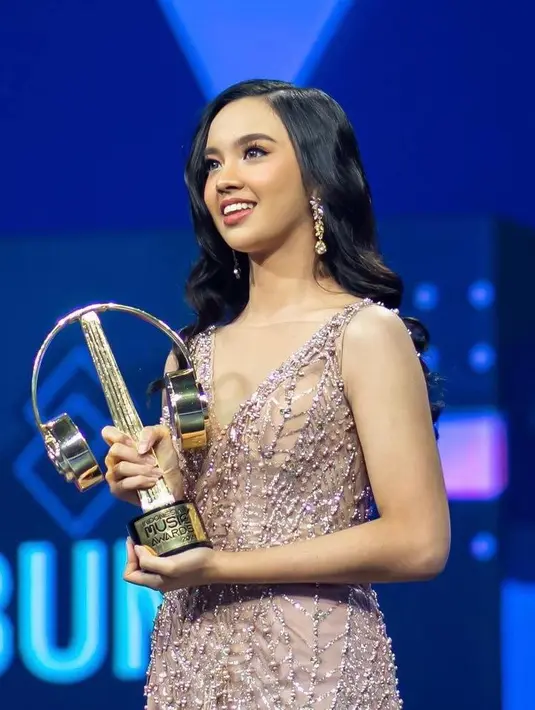 Gaun rancangan Lisa Ju memiliki potongan yang pas ditubuhnya dan kerah berpotongan rendah. (Instagram/lyodraofficial).