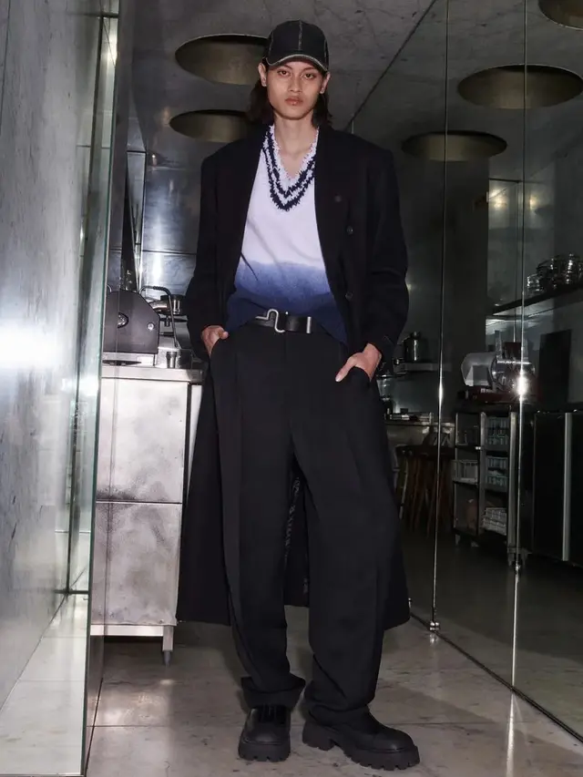 Melihat Pesona Model Rizal Rama Melenggang di Paris Fashion Week 2022