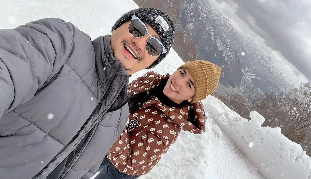 "Kenapa saya mau cepat (menikah) Karena menurut saya dia salah satu sifat baiknya bisa diajak diskusi. Saya senang dia suka diskusi, nggak asal bikin keputusan sendiri," kata pria 36 tahun ini. [Instagram/anggawijaya88]