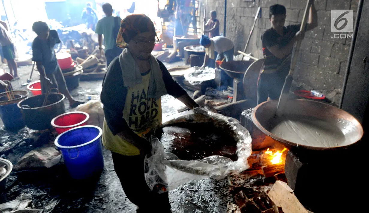 Pekerja membawa dodol keranjang di pabrik Ny Lauw, Neglasari, Tangerang, Banten, Minggu (27/1). Menjelang Imlek, tingkat pesanan dodol mengalami peningkatan hingga tiga kali lipat dari biasanya. (Merdeka.com/Arie Basuki)