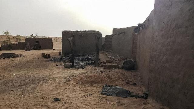 Reruntuhan bekas serangan kekerasan berbau etnis di Mali tengah (AFP Photo)