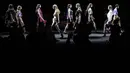 Para model mengenakan kreasi bagian dari koleksi ready-to-wear wanita Shi.RT Spring-Summer 2021, yang dihadirkan di Milan, Italia pada 27 September 2020. (AP Photo / Luca Bruno)