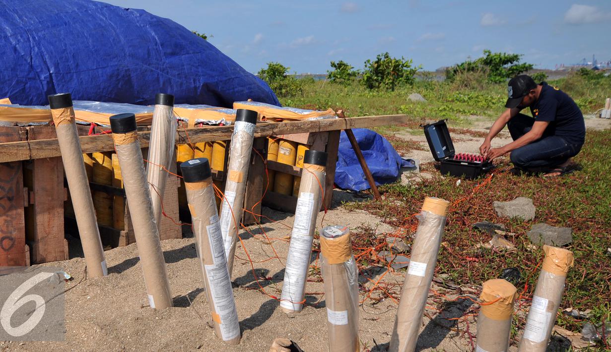 Pipa-pipa berisi kembang api yang siap menghiasi langit pantai Ancol di malam pergantian tahun 2015-2016, Jakarta, Rabu (30/12). SCTV bersama Ancol merayakan malam pergantian tahun 2015-2016 dengan menampilkan Musical Fireworks. (Liputan6.com/Yoppy Renato