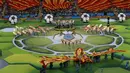 Burung raksasa sekaligus simbol Rusia di tampilkan penari pada pembukaan Piala Dunia 2018 di Luzhniki stadium, Moskow, Rusia, (14/6/2018). Rusia dan Arab Saudi tampil pada laga pembuka. (AP/Darko Bandic)