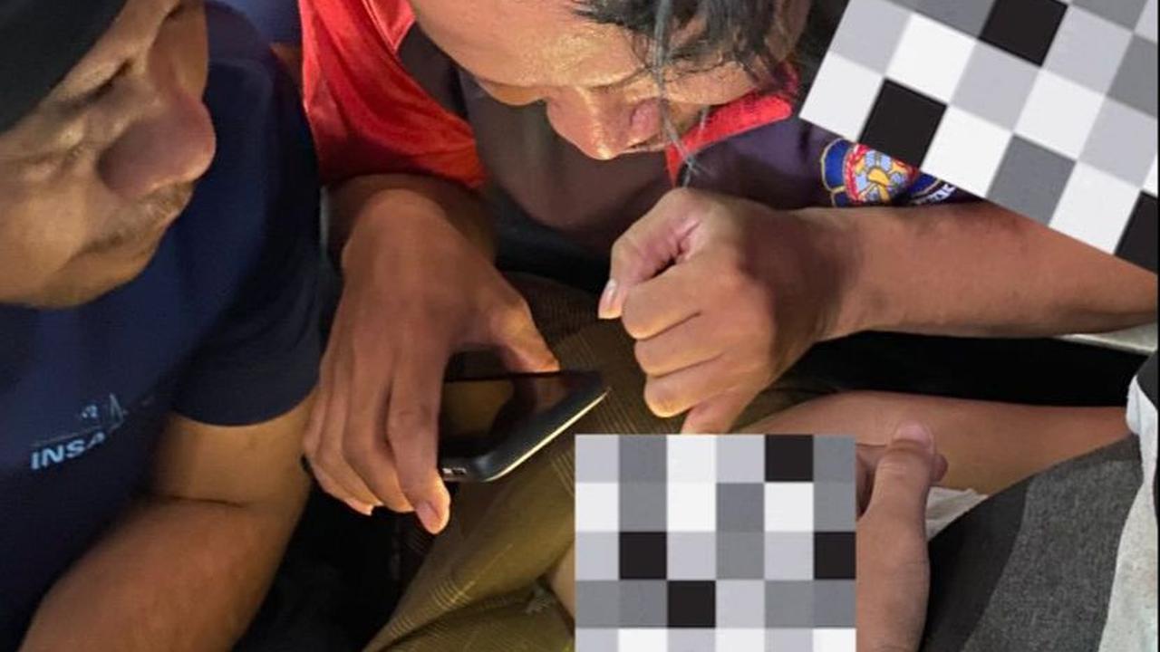 Seorang bocah berusia 15 tahun mengalami kejadian naas saat mau tertidur. Alat kelaminnya kejepit resleting celana dan tak bisa terlepas.&nbsp;