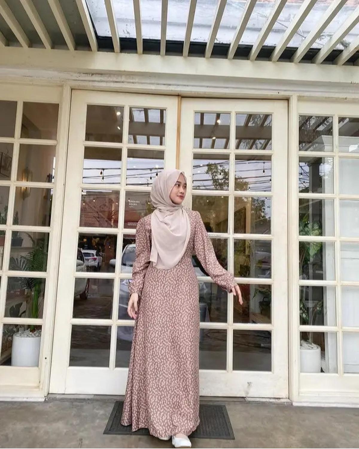 6 Inspirasi Model Gamis ala Khansa Mariska Istri Gus Azmi, Tampil Syar'i tapi Tetap Kekinian