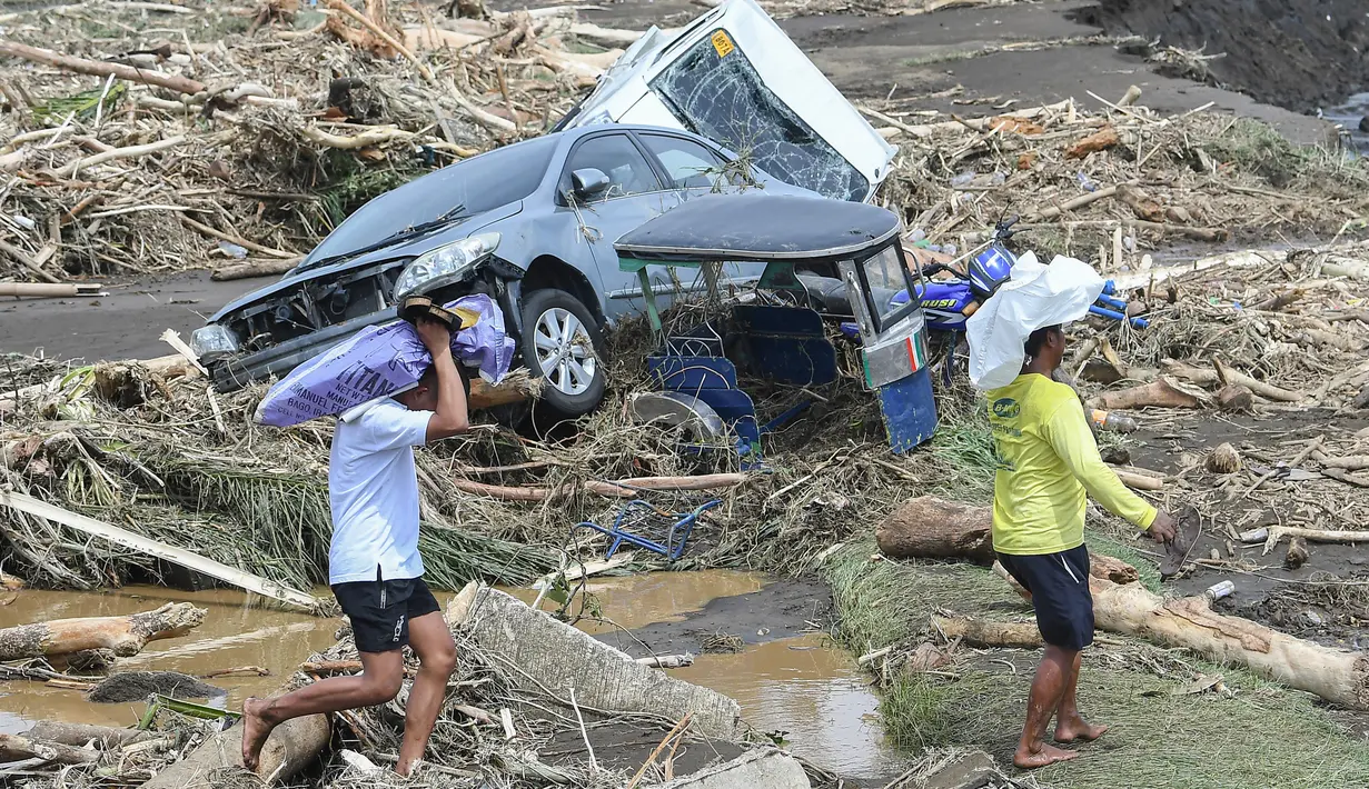 Sementara, puluhan ribu warga terpaksa harus mengungsi. (Ted ALJIBE/AFP)