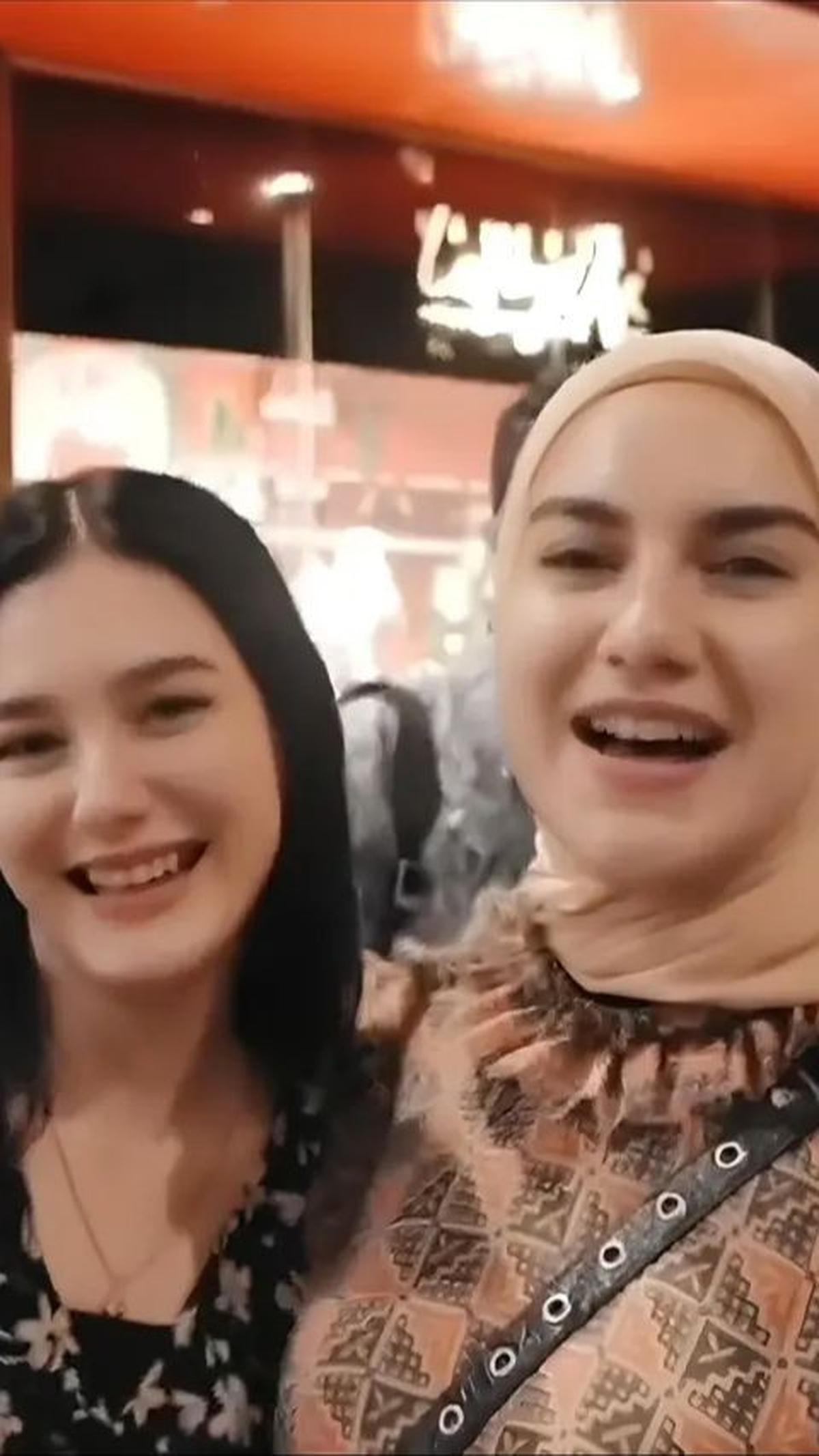 Yasmine Ow dan Irish Bella sering dipuji berkat paras blasteran mereka yang menawan.