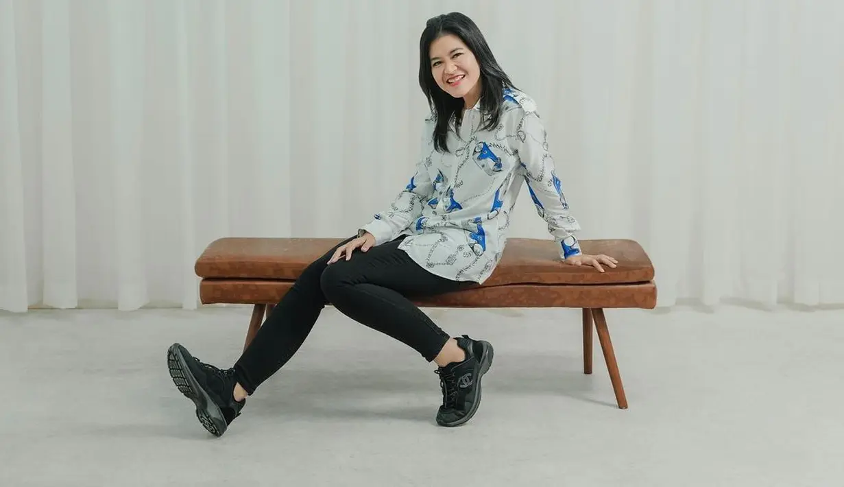 Dalam foto terbaru, Kahiyang Ayu tampil beda saat duduk di kursi panjang sambil menyadarkan tangan [@ayanggkahiyang]