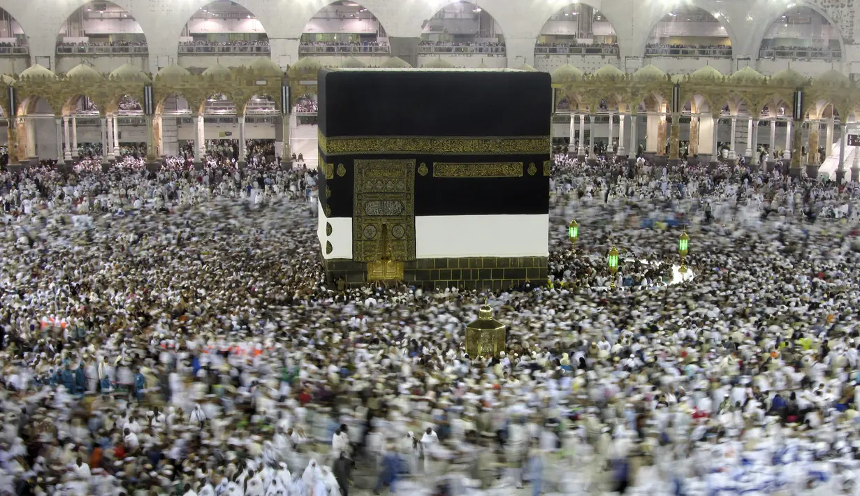 Ribuan jemaah Muslim mengelilingi Kakbah selama bulan haji di Masjidil Haram, Mekah, Arab Saudi pada 7 Agustus 2019. Pemerintah Arab Saudi pada hari Kamis, 27 Februari 2020 resmi menghentikan sementara izin umrah bagi seluruh negara, termasuk juga untuk Indonesia. (AP Photo/Amr Nabil)