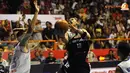 Bertempat di Hall A Senayan, Jakarta, Sabtu (11/01/14), pebasket Aspac Jakarta, Fandi Ramadhani (12) mencoba mengecoh pebasket Satria Muda Britama (Liputan6.com/Helmi Fithriansyah)