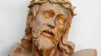 Patung Yesus dari kayu disimpan di bengkel Arte Martinez, Horche, Spanyol, Senin (29/3/2021). Untuk dua tahun berturut-turut, Spanyol harus membatalkan prosesi Minggu Paskah untuk membantu menghentikan penyebaran COVID-19. (AP Photo/Bernat Armangue)