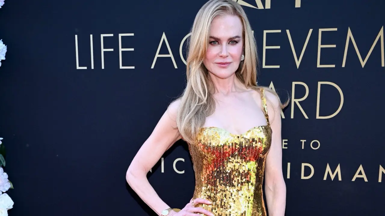 Gaya Mewah Nicole Kidman Kenakan Gaun Emas dan Jam Tangan Bertahtakan Berlian-Zamrud Langka di Karpet Merah