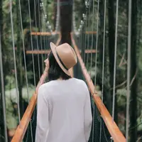 ilustrasi perempuan hutan/Photo by Aaron Birch on Unsplash