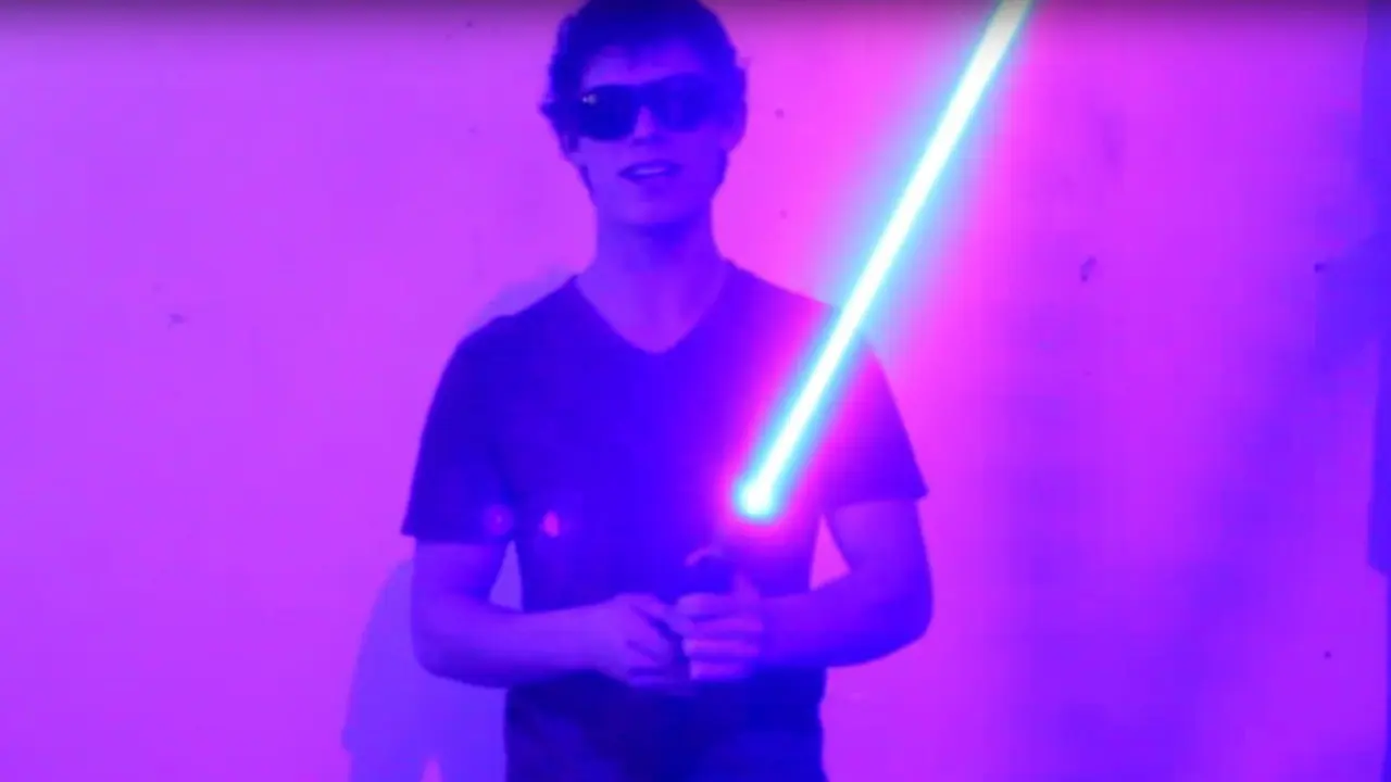 Keren! Lightsaber 'KW' Ini Nyaris Mirip dengan Versi Aslinya