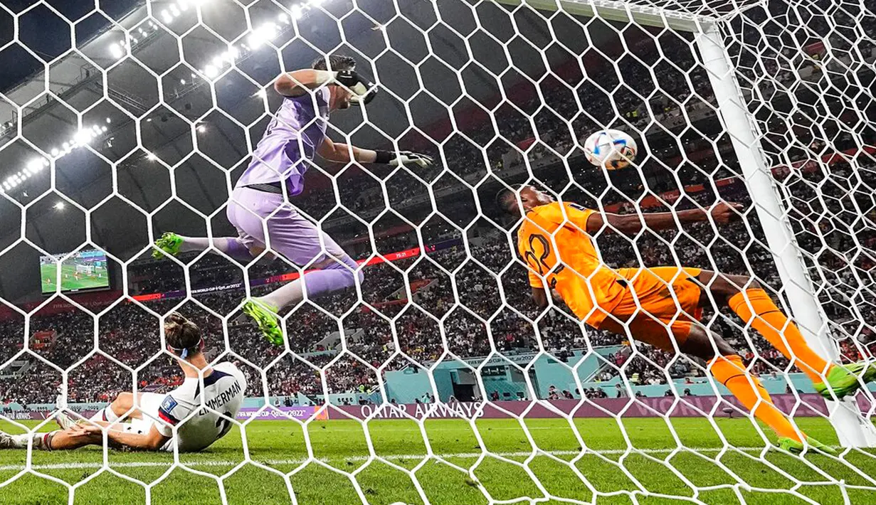 Pemain Belanda Denzel Dumfries dan kiper Andries Noppert gagal menyelamatkan bola dari pemain Amerika Serikat Haji Wright pada pertandingan sepak bola babak 16 besar Piala Dunia 2022 di Stadion Internasional Khalifa, Doha, Qatar, 3 Desember 2022. Belanda melaju ke perempat final Piala Dunia 2022 usai menaklukkan Amerika Serikat dengan skor 3-1. (AP Photo/Martin Meissner)