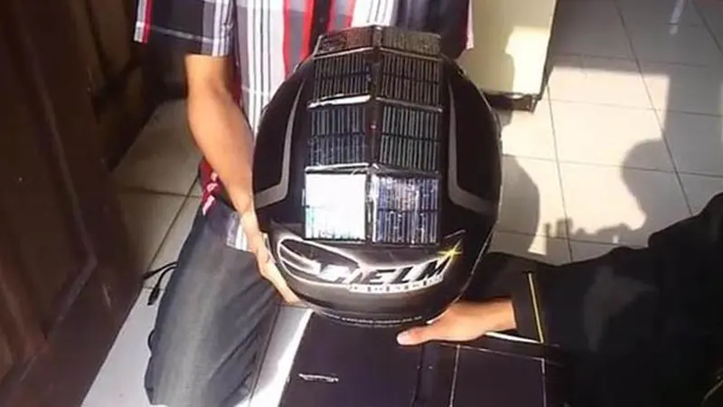 3 Pemuda Malang Sukses Memanfaatka Helm Sebagai Charger HP