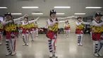 Sejumlah wanita lanjut usia yang tergabung dalam anggota cheerleaders Cheer Mommy berlatih di ruang latihan di Samcheok, Korsel (3/3). Dengan penuh semangat sekumpulan wanita lanjut usia mempraktekan gerakan layaknya seorang pemandu sorak. (AFP/Ed Jones)