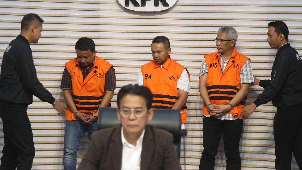 FOTO: Baru 9 Bulan Jadi Gubernur, Abdul Wahid Digelandang KPK dalam Kasus Pemerasan