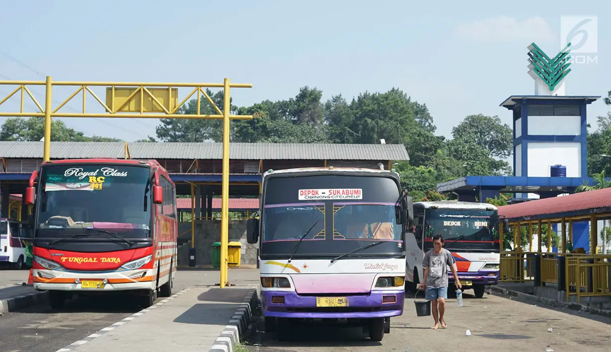 Suasana aktivitas di sekitar Terminal Jatijajar, Depok, Jawa Barat, Selasa (18/6/2019). Pemkot Depok melarang jasa transportasi online mengambil penumpang di Terminal Jatijajar karena dikhawatirkan mematikan sumber nafkah pengemudi angkot. (Liputan6.com/Immanuel Antonius)