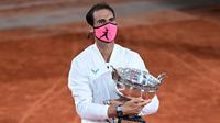 Rafael Nadal menjuarai Prancis Terbuka 2020 usai mengalahkan Novak Djokovic di final, Minggu (11/10/2020). (AFP/Martin Bureau)