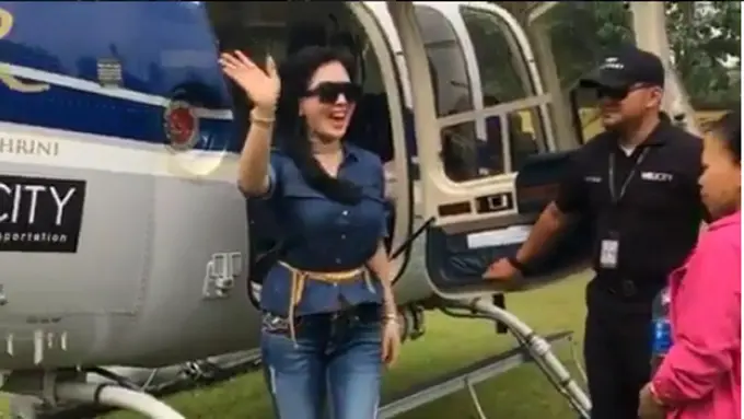 [Bintang] Syahrini Helikopter