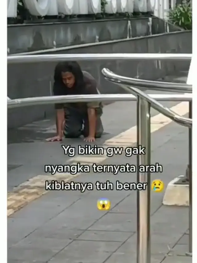 Viral Video ODGJ Salat di Trotoar, Arah Kiblat Jadi Sorotan