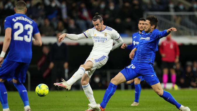 Gareth Bale akhirnya kembali tampil bersama Real Madrid di Santiago Bernabeu saat bersua Getafe pada laga pekan ke-31 La Liga, Minggu (10/4/2022). Namun, bermainnya Bale justru mendapat cemoohan dari pendukung El Real. (AP Photo/Manu Fernandez)