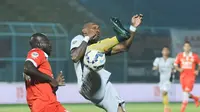 Patrich Wanggai mendapat kartu merah saat Sriwijaya FC meladeni Persija Jakarta di Stadion Kanjuruhan, Malang, Rabu (25/11/2015). (Bola.com/Kevin Setiawan)