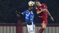 Bek Persija Jakarta, Jaimerson Xavier, duel udara dengan striker Persib Bandung, Ezechiel N'Douassel, pada laga Liga 1 di Stadion PTIK, Jakarta, Sabtu (30/6/2018). Persija menang 1-0 atas Persib. (Bola.com/Vitalis Yogi Trisna)