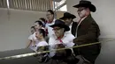 Sekelompok penari yang mengidap 'down syndrome' saat akan pentas di acara tari, Monterrey, Meksiko, pada 9 April 2016. (REUTERS/Daniel Becerril)