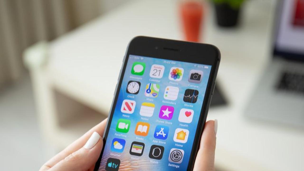 Amannya, pengguna iPhone 8, 8 Plus dan X bisa segera menjual perangkatnya sebelum harganya benar-benar anjlok dan kehilangan data karena gampang diretas.