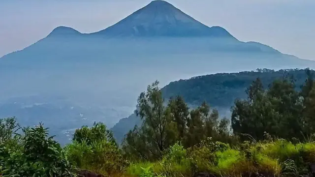 Pemandangan dari Gunung Puthuk Siwur