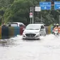 Sejumlah pengendara nekat menerobos genangan banjir di Jalan dr Sutomo, Pasar Baru, Jakarta, Selasa (25/2/2020). Hujan yang mengguyur Jakarta sejak Senin (24/2) malam membuat sejumlah kali meluap dan menyebabkan banjir. (Liputan6.com/Helmi Fithriansyah)