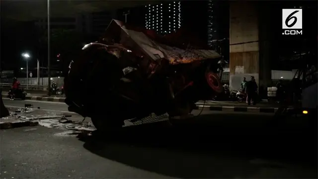 VIDEO: Rekaman Truk Terguling di Jalan Layang Satrio