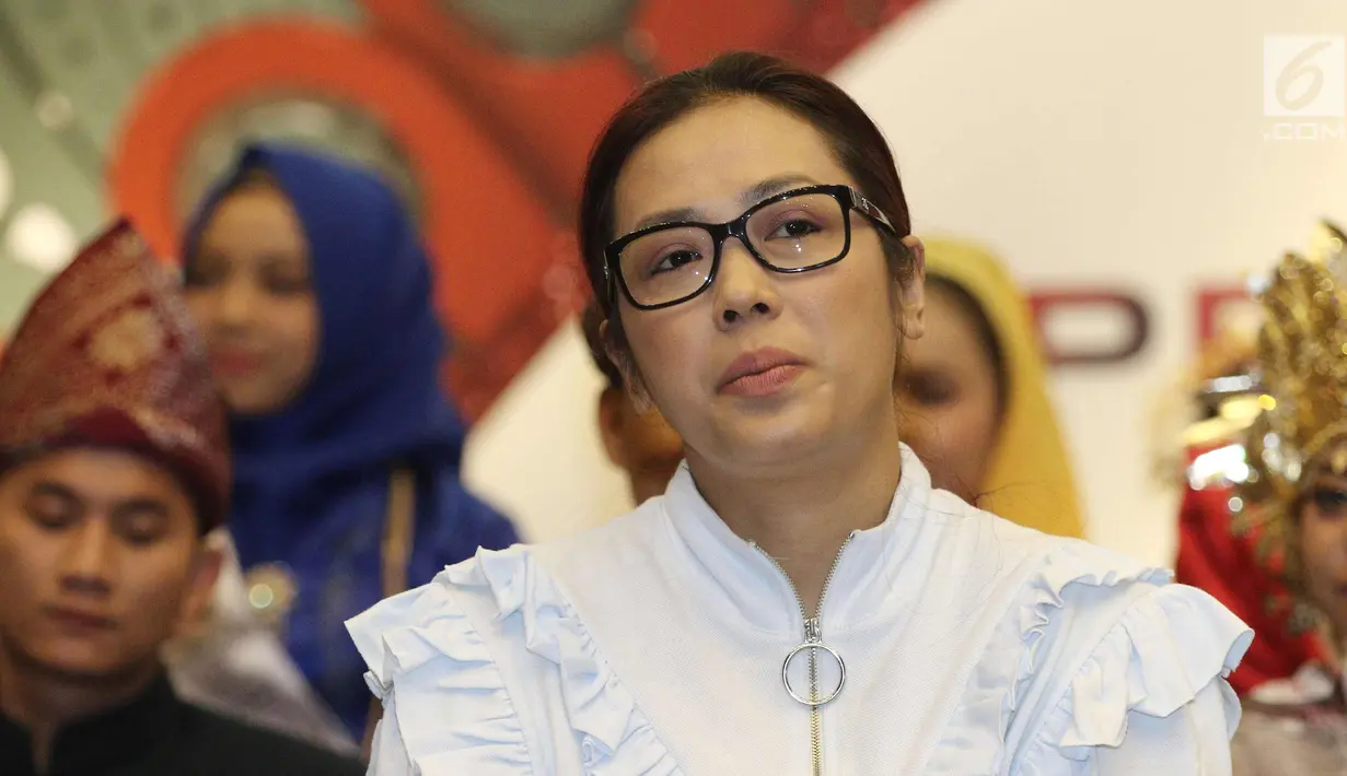 Soimah saat jumpa pers Liga Dangdut Indonesia, Jakarta, Jumat (12/1). Dewan dangdut akan hadir seperti Elvy Sukaesih, Rita Sugiarto, Iyeth Bustami, Inul Daratista, Soimah, Nassar, Zaskia Gotik dan Samuel Wattimena. (Liputan6.com/Herman Zakharia)