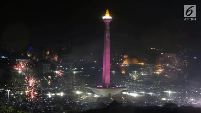 Diguyur Hujan, Kembang Api Sambut Pergantian Tahun di Monas