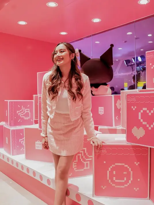 Gaya chic Salshabilla Adriani pakai one set tweed berwarna merah muda yang lembut. Tweed jacket dipadu tank top putih dan rok mininya yang serasi. [Foto: Instagram/salshabillaadr]