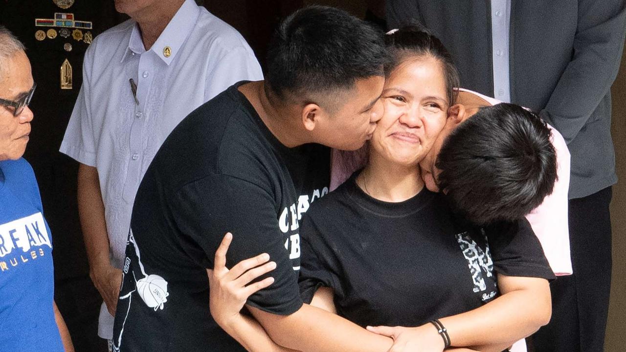 FOTO: Momen Haru Mary Jane Veloso Disambut Peluk Hangat Keluarga Saat Tiba di Filipina